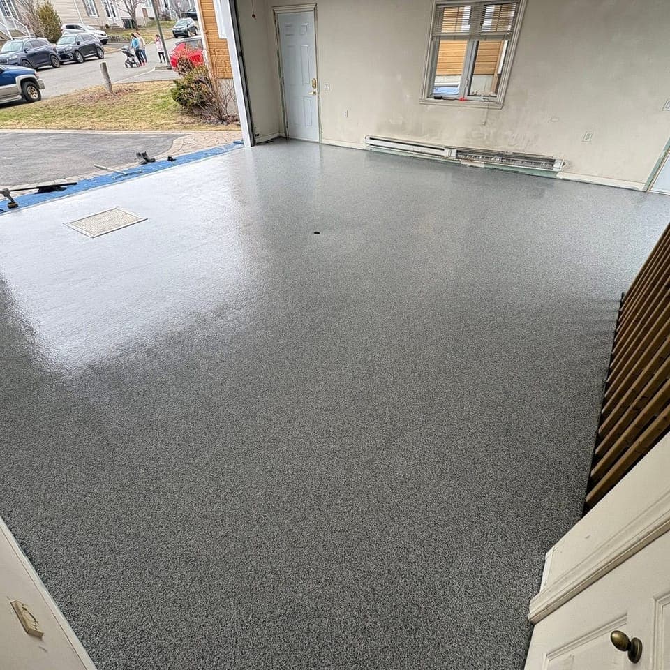 Garage résidentiel avec un plancher d'époxy à flocons gris, fini