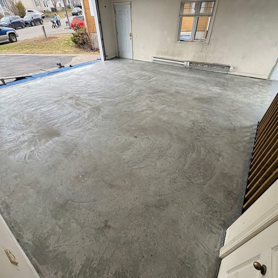 Le même garage, dalle de béton meulée avant la coulée