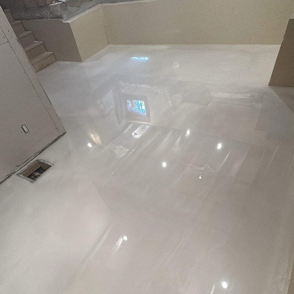 Sous-sol au plancher blanc lustré après les travaux