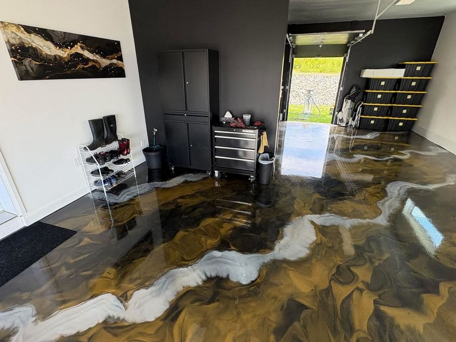 Plancher époxy métallique aux reflets bruns et blancs dans un garage