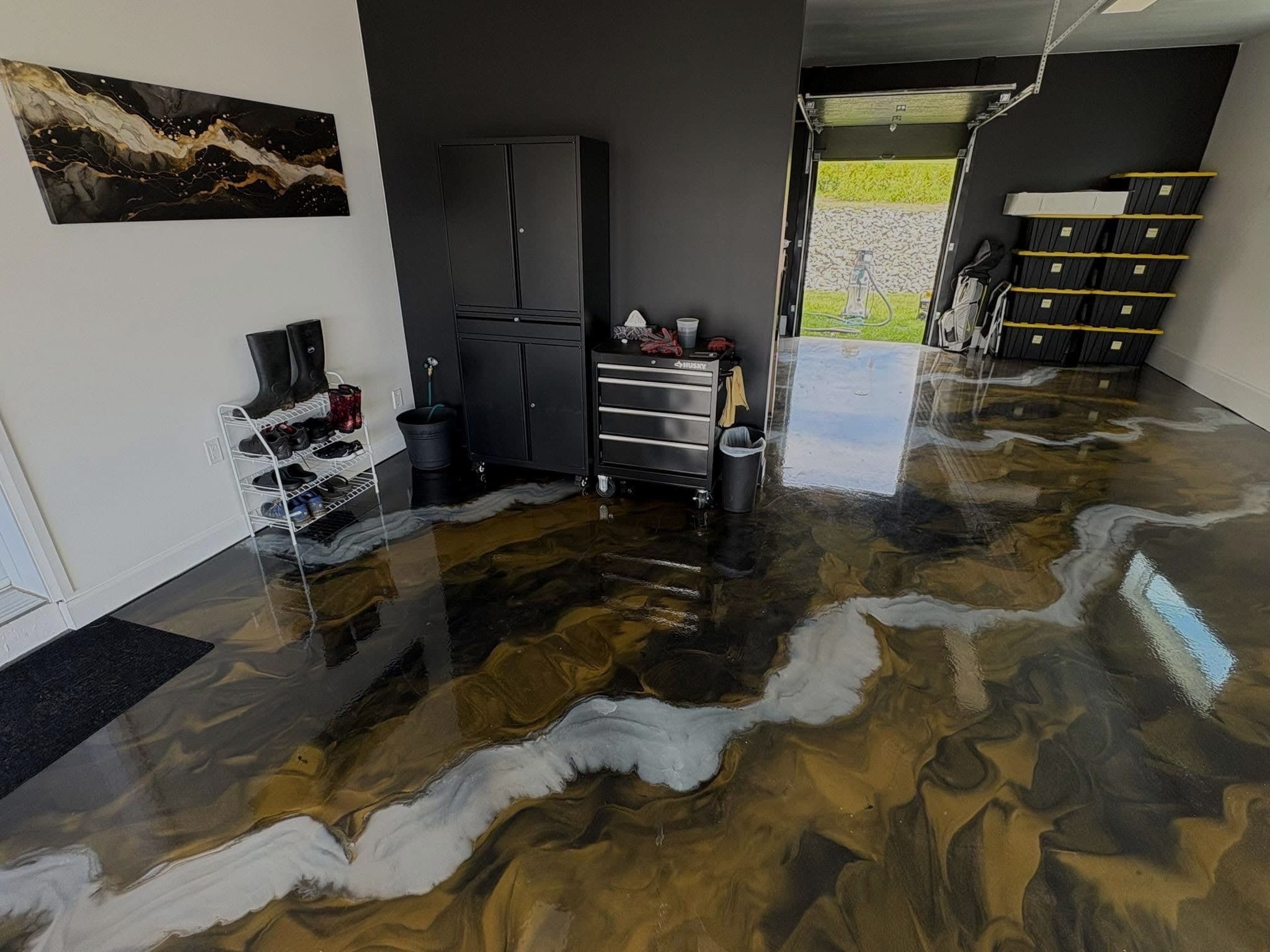 Garage au plancher d'époxy métallique or et noir, au fini miroir