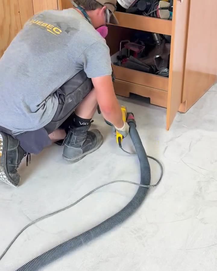 Chantier — meulage des coins à la main